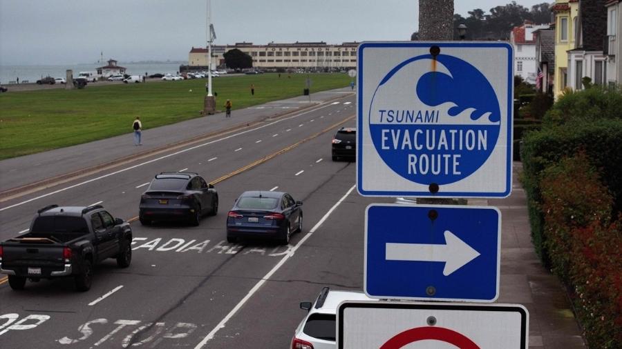 Placa mostra rota de evacuação para tsunami na costa oeste dos EUA; no país, alerta foi emitido para região da Califórnia