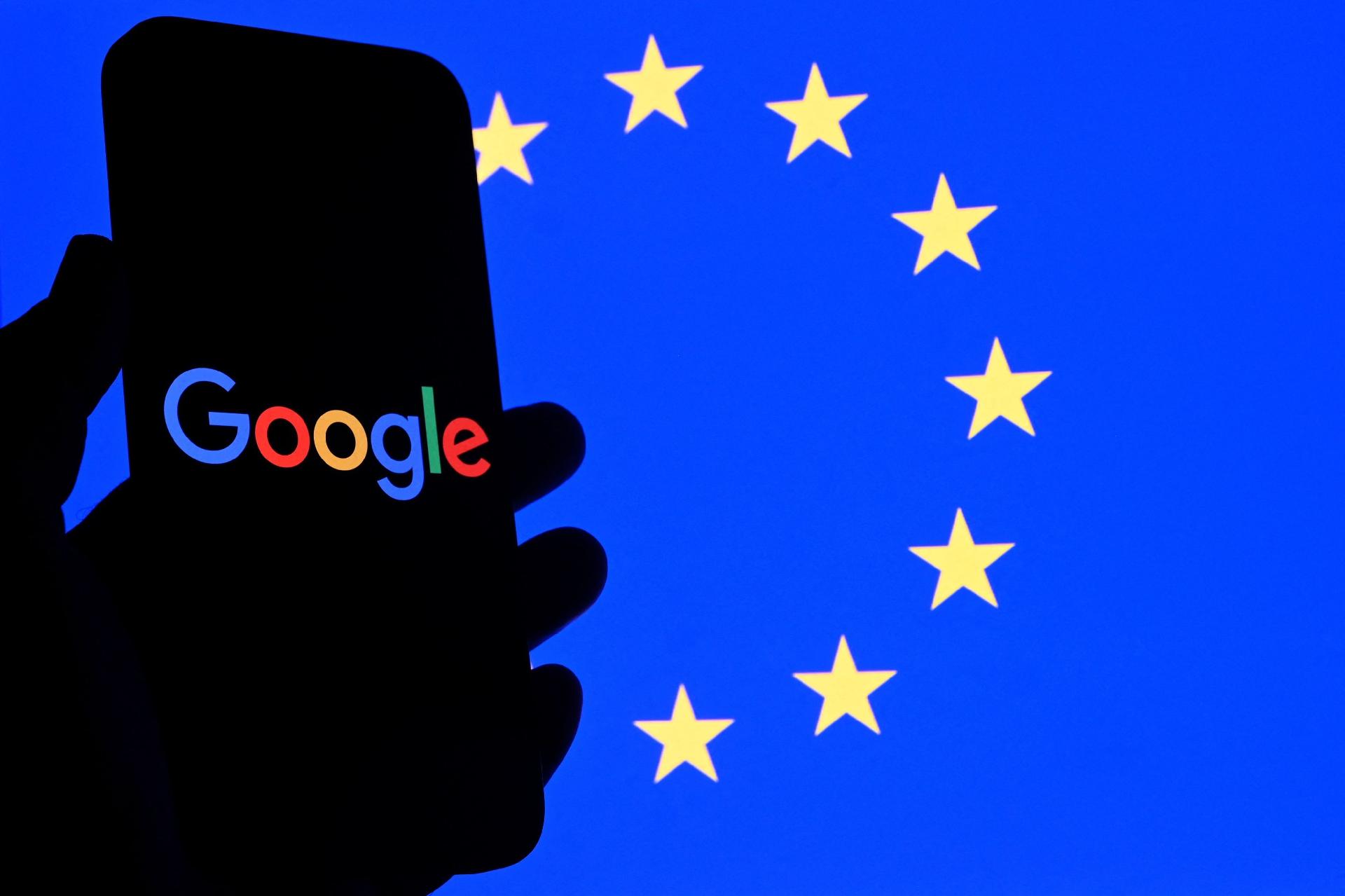 Celular com logotipo do Google com bandeira da União Europeia ao fundo - undefined