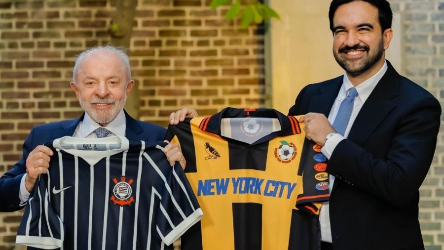21.set.2026 - Lula e Zohran Mamdani, prefeito de NY, trocam camisas de futebol
