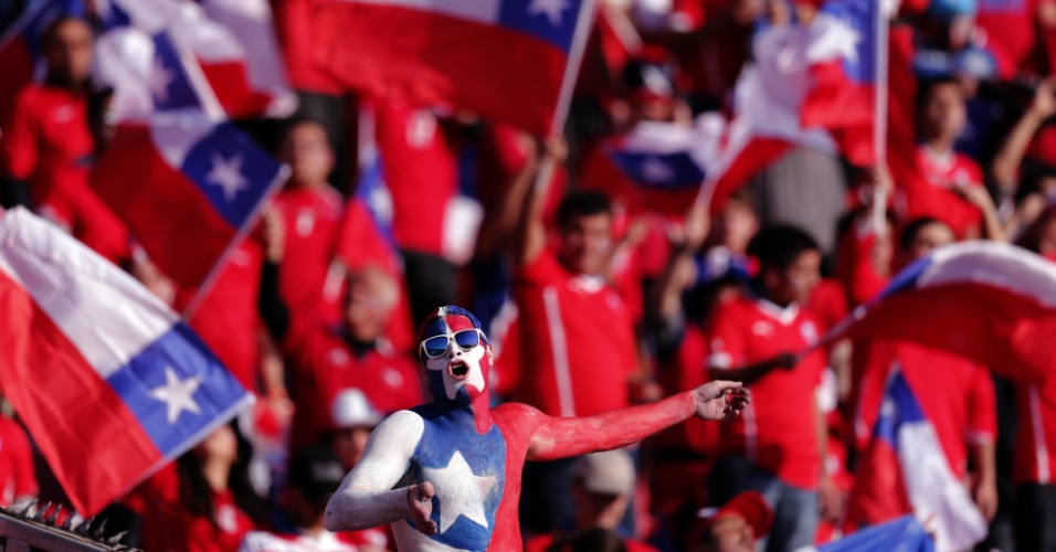 4.jul.2015 - Torcedor chileno aguarda o início da final da Copa América, que será decidida entre Chile e Argentina, no estádio Nacional, em Santiago