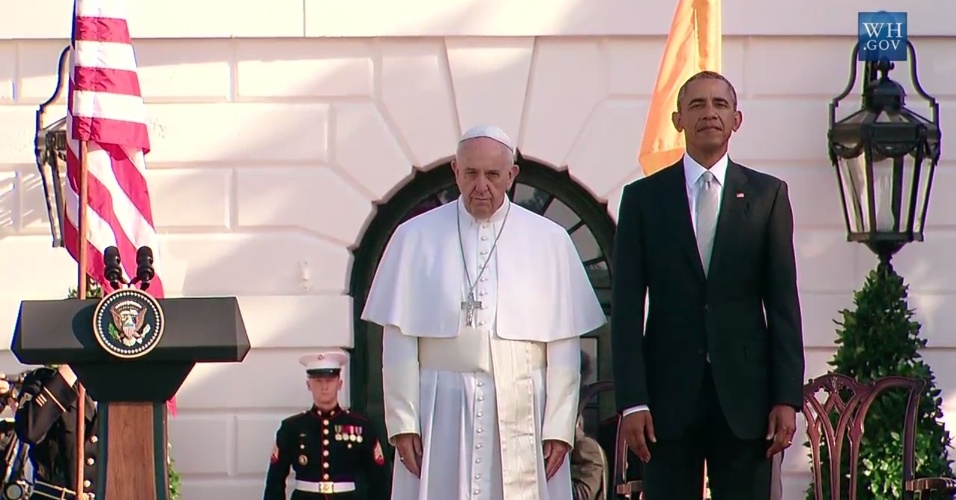 23.set.2015 - Papa Francisco chega à Casa Branca, em Washington, onde é recebido pelo presidente dos Estados Unidos, Barack Obama, e pela primeira-dama Michelle Obama