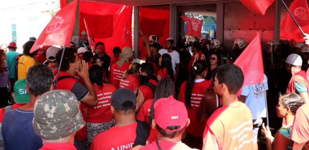 Servidores públicos federais e integrantes de movimentos sociais protestam nesta quarta-feira (23) em frente ao Ministério da Fazenda, em Brasília - Charles Sholl/FuturaPress/Estadão Conteúdo