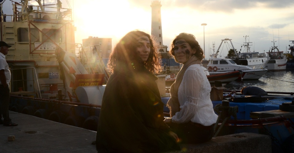 1°.out.2015 - Emilia Leuchter e Frida Bauman, membros do grupo humanitário alemão "Centro pela beleza política",  apresentam projeto de plataforma flutuante no porto Licata, na Sicília (Itália), que ajudará no resgate de refugiados na costa italiana