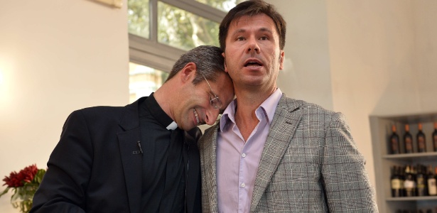Monsenhor Krzysztof Charamsa e seu parceiro, o espanhol Eduard - Tiziana Fabi/AFP