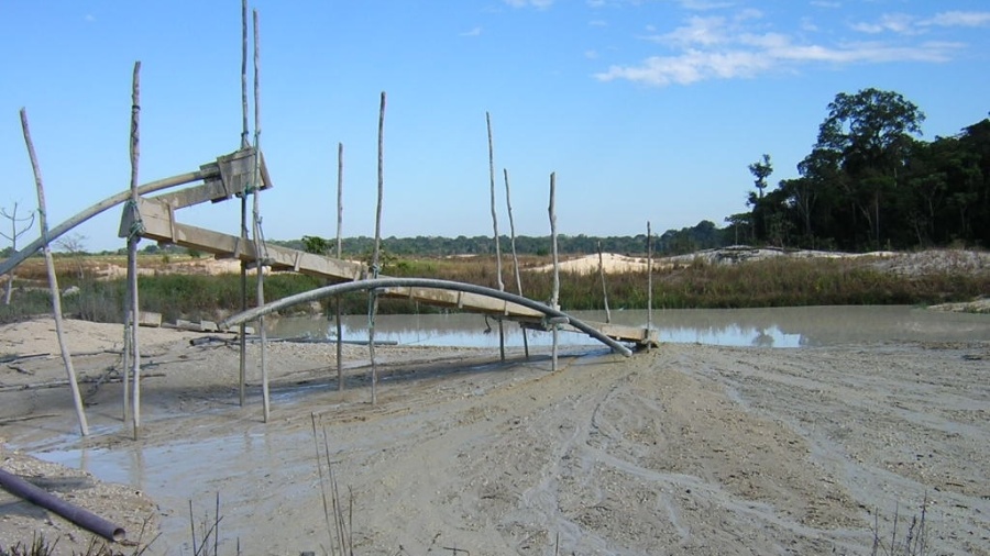 Área desmatada por garimpo na região do Tapajós em foto de arquivo de 30 de outubro de 2015