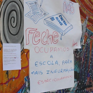 Cartaz colado no portão da escola estadual Castro Alves - Márcio Neves/UOL