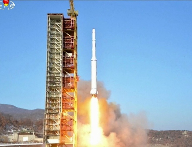 7.fev.2016 - Foguete é lançado de base no nordeste da Coreia do Norte. Pyongyang afirma que o lançamento foi feito para colocar em órbita um satélite de observação - TV Estatal Norte-Coreana/Yonhap/AFP