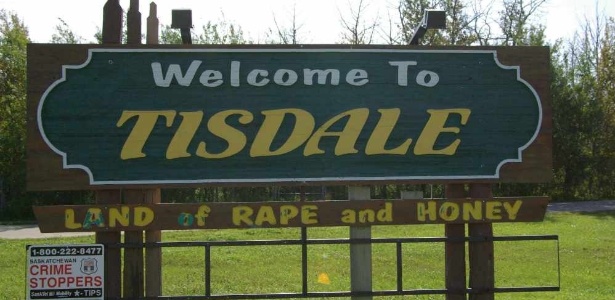 Placa de Tisdale com o slogan antigo "Land of Rape and Honey", que pode ser compreendido como "Terra do Estupro e Mel" - Reprodução/ Twitter/  National Post