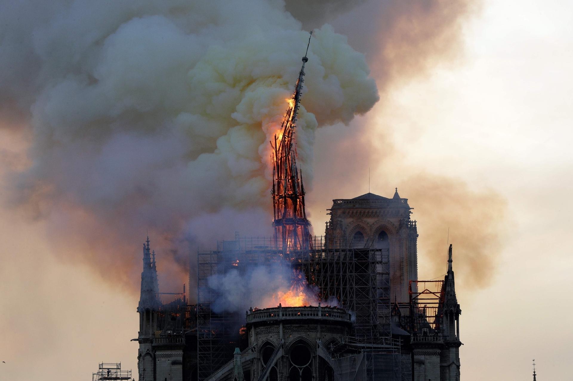 15.abr.2019 - A emblemática "agulha" da catedral Notre-Dame, em Paris, desabou durante o incêndio - AFP