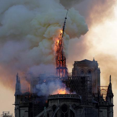15.abr.2019 - A emblemática "agulha" da catedral Notre-Dame, em Paris, desabou durante o incêndio - AFP