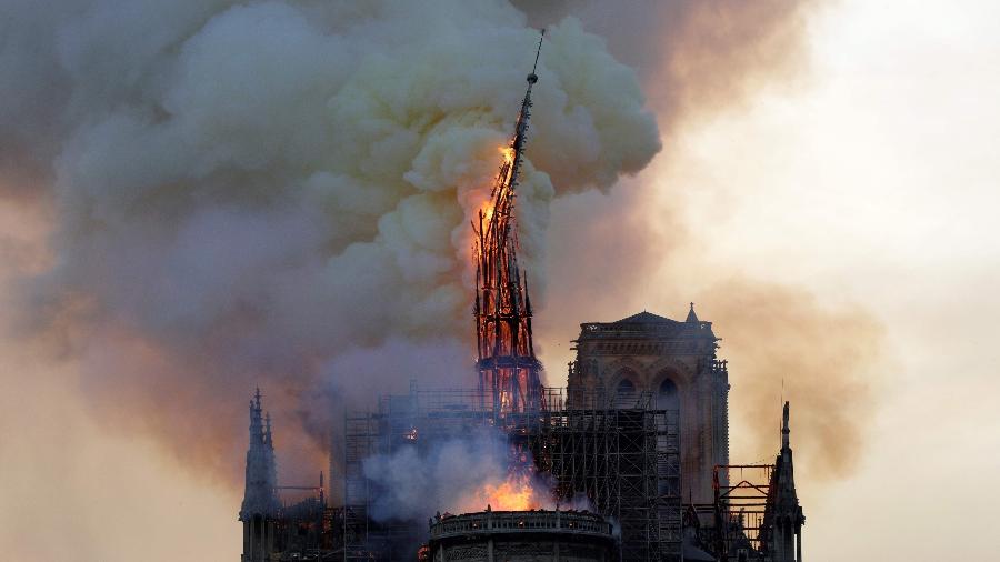 15.abr.2019 - A emblemática "agulha" da catedral Notre-Dame, em Paris, desabou durante o incêndio - AFP