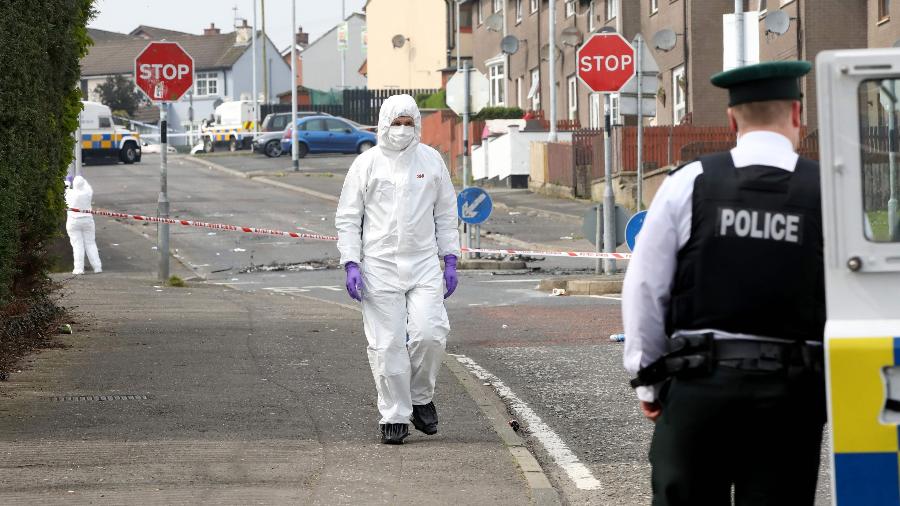 Peritos inspecionam local da morte da jornalista Lyra McKee em Londonderry, na Irlanda do Norte - Paul Faith/AFP