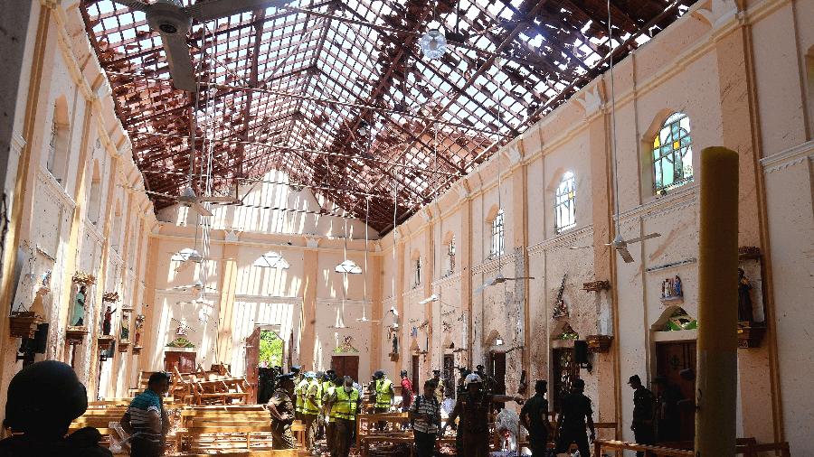 21.abr.2019 - Autoridades inspecionam igreja na cidade de Negombo, no Sri Lanka, onde uma explosão deixou mortos e feridos - Reuters