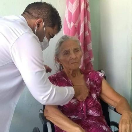 O médico cubano Yoanis Infante Rodríguez em atendimento na cidade de Mossoró - Arquivo Pessoal