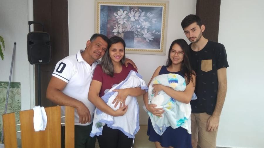 Da esq. para a dir: Genésio, Pauliana, Aline e Murillo, casais que tiveram seus bebês trocados em um hospital de Goiás - Arquivo pessoal