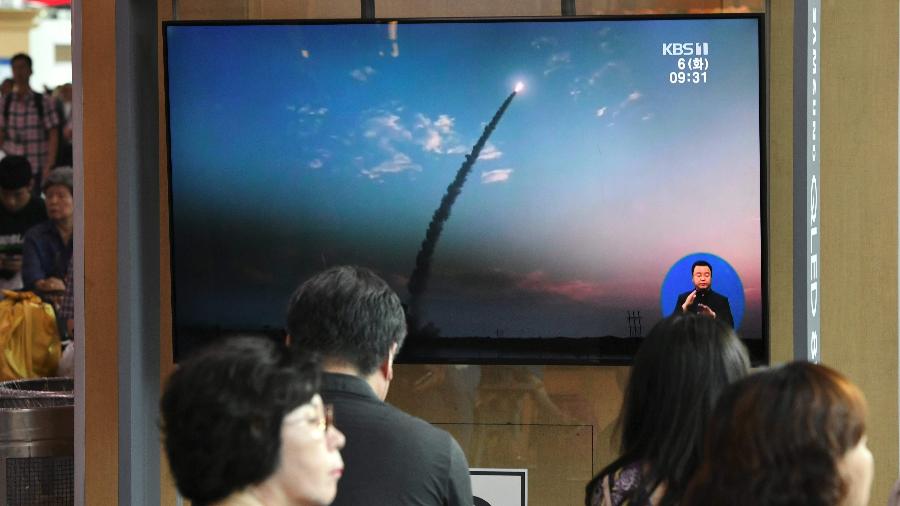 Pessoas assistem ao noticiário sul-coreano que mostra novos lançamentos de mísseis pela Coreia do Norte - Jung Yeon-je / AFP
