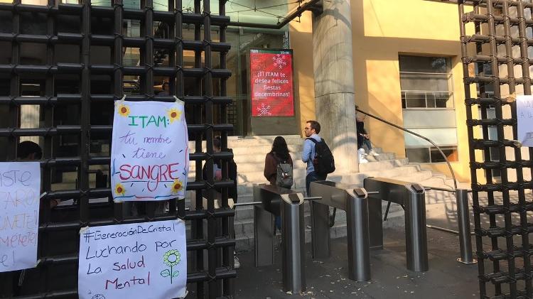 Cartazes na porta da universidade dizem que o ITAM tem "sangue nas mãos" e que estudante lutam por saúde mental - Arquivo Pessoal - 13.dez.2019