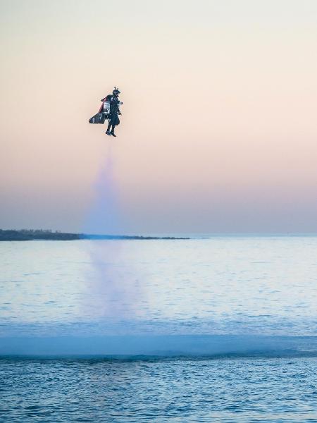 Vince Reffet, o "homem avião" voando em Dubai - AFP