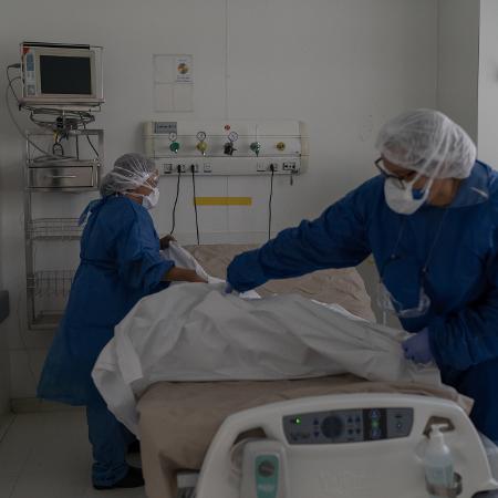 Limpeza de leito de UTI no hospital da rede Sancta Maggiore em abril de 2020 - Avener Prado/UOL