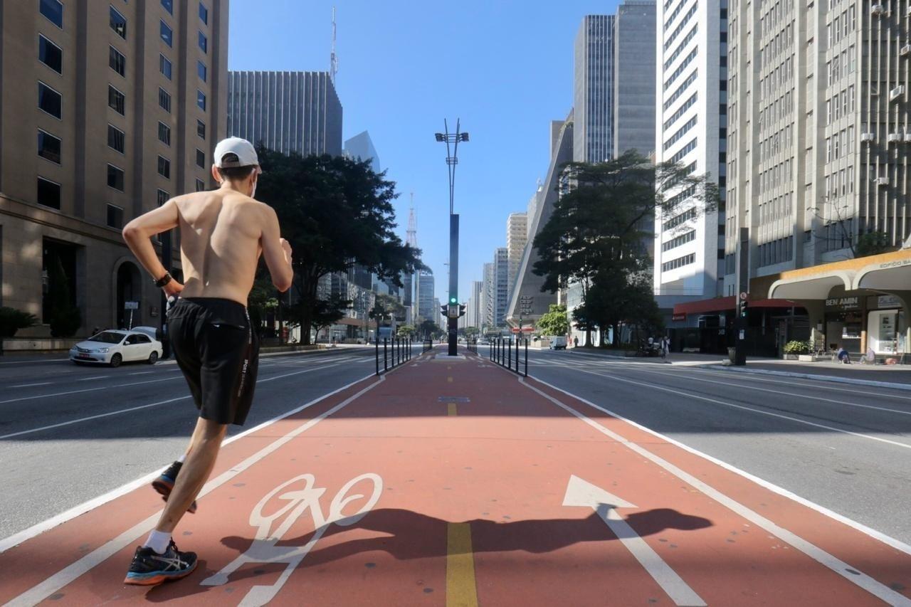 Pedido do governo para não ser um feriado de lazer foi ignorado na avenida Paulista - Ricardo Matsukawa/UOL