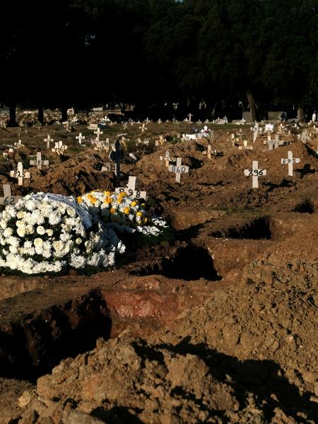 Túmulos no cemitério São Francisco Xavier (RJ) em meio à pandemia de covid-19 - Ricardo Moraes/Reuters