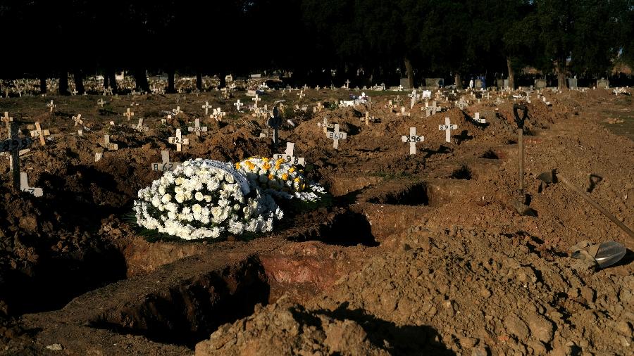 Túmulos no cemitério São Francisco Xavier (RJ) em meio à pandemia de covid-19 - Ricardo Moraes/Reuters