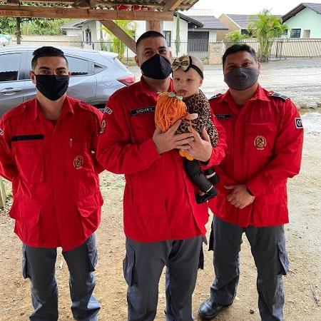 Voluntários realizaram manobra para que Alícia Mirela voltasse a respirar; ontem, em reencontro, levaram boneca à bebê - Corpo de Bombeiros Voluntários de Joinville/Divulgação