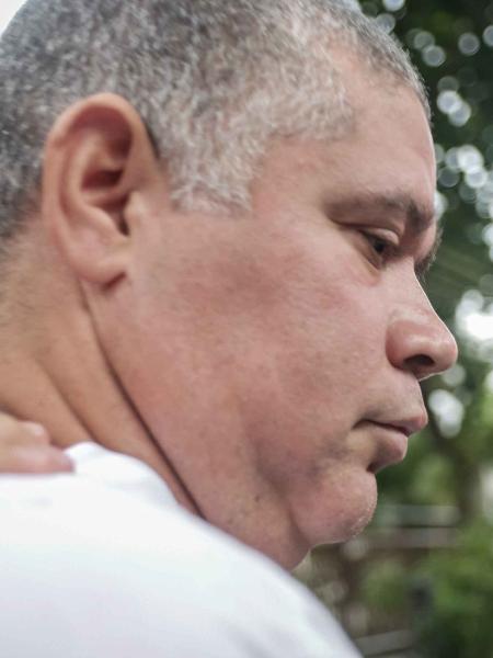 10.jun.2020 - O bombeiro Maxwell Simões Correa é conduzido por policiais após ser preso sob suspeita de participação no assassinato da vereadora Marielle Franco