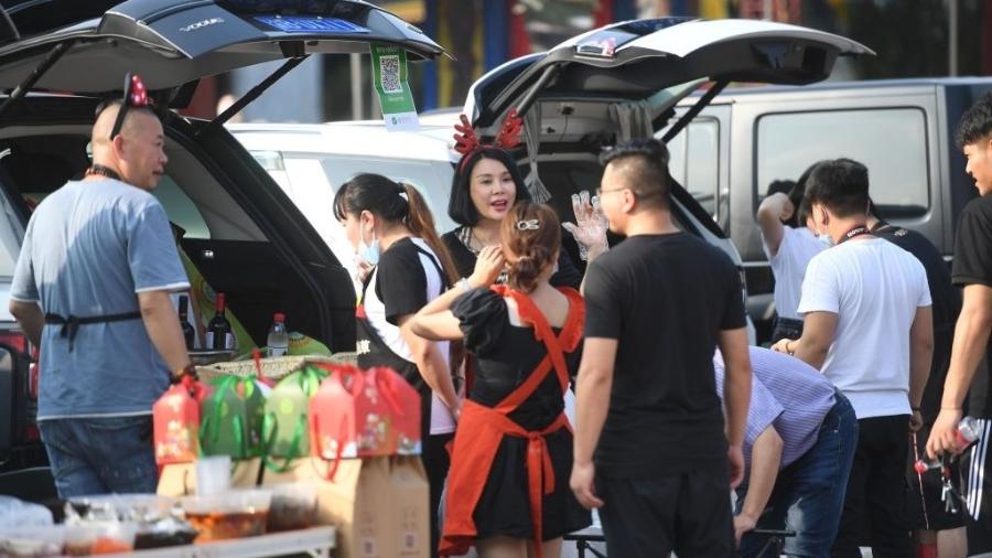 10.jun.2020 - Pessoas vendendo artigos nas ruas em Chongqing, na China - China News Service via Getty Images