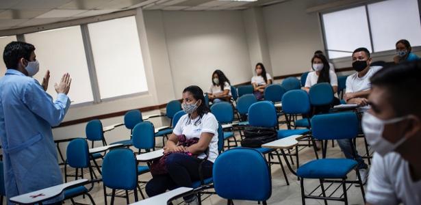 Alunos de escola em Manaus voltam à sala de aula, mantendo distanciamento entre as cadeiras  