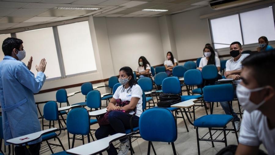 Alunos de escola em Manaus voltaram à sala de aula ainda em julho, mantendo distanciamento entre as cadeiras   - Divulgação/Sindicato das escolas particulares de Manaus