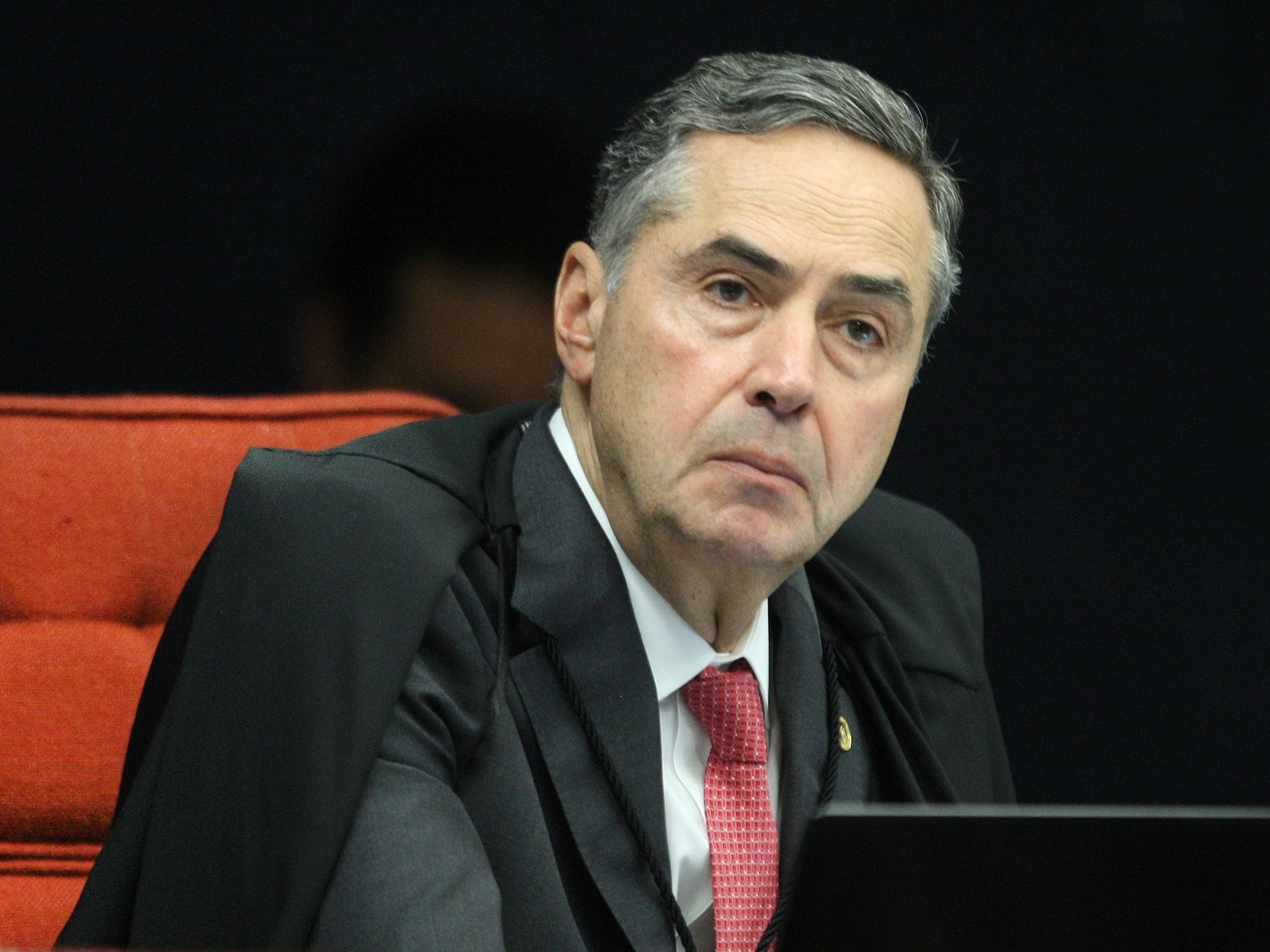 Barroso vê 'motivação política' e pede apuração da PF a ataques contra TSE