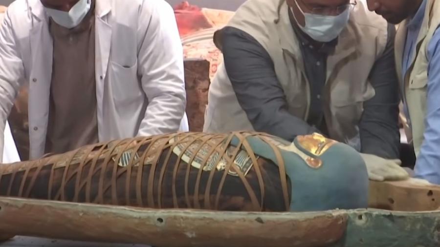 Um dos 100 sarcófagos descobertos no antigo cemitério de Saqqara, no Egito  - Reprodução/Youtube/Global News