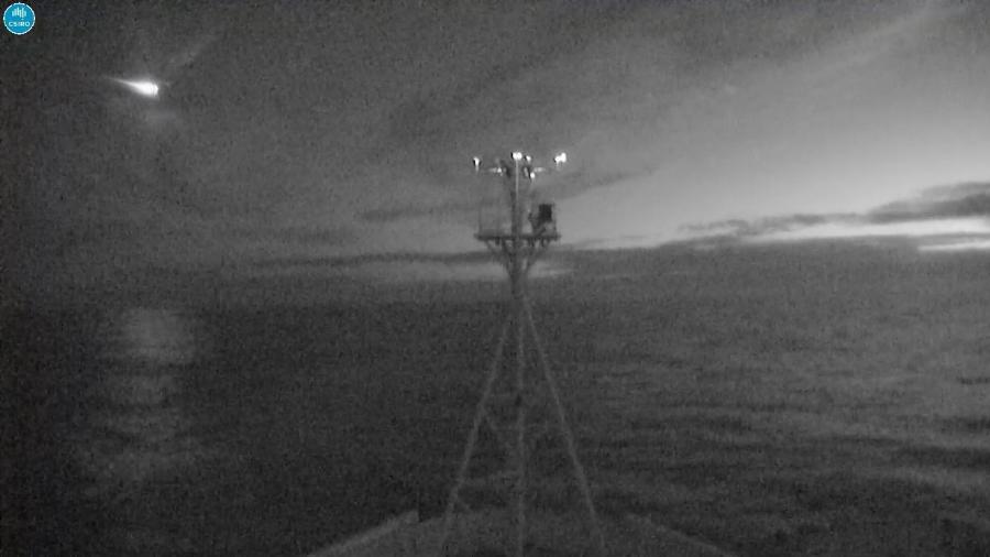 Imagem do CSIRO, órgão de pesquisa científica da Austrália, mostra meteoro (lado esq. superior) cruzando céu do país, que foi captado por câmera do navio RV Investigator - CSIRO