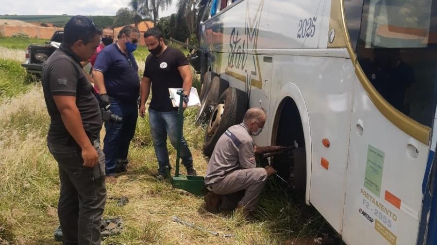 Ônibus do acidente de Taguaí passando por perícia - Henrique Outeiro/UOL