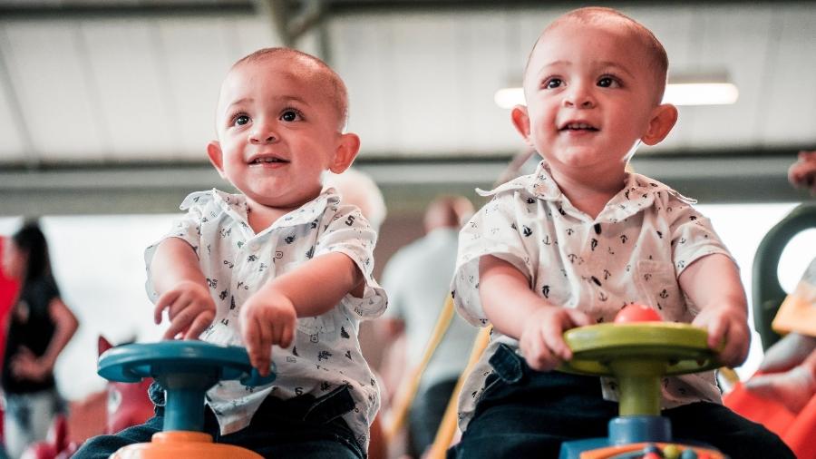 Imagem ilustrativa de dois meninos gêmeos; a mãe dos garotos contou que foi criticada pela avó das crianças - Cleyder Duque/Pexels