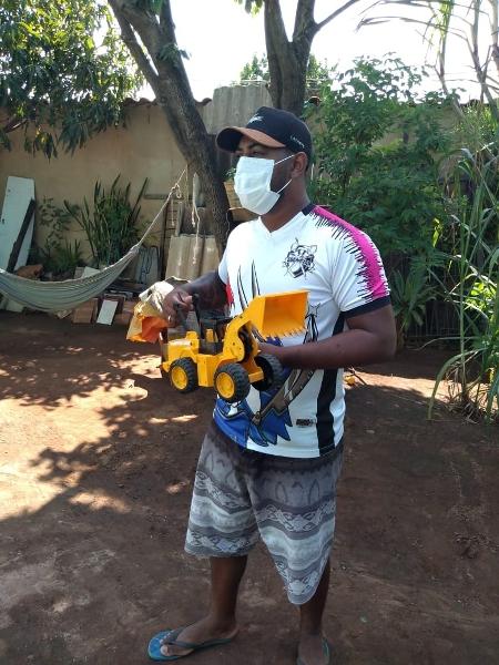 Renato Siqueira Santos guarda com carinho brinquedo dado ao filho em hospital por menino libertado de barril em Campinas - Felipe de Souza/UOL