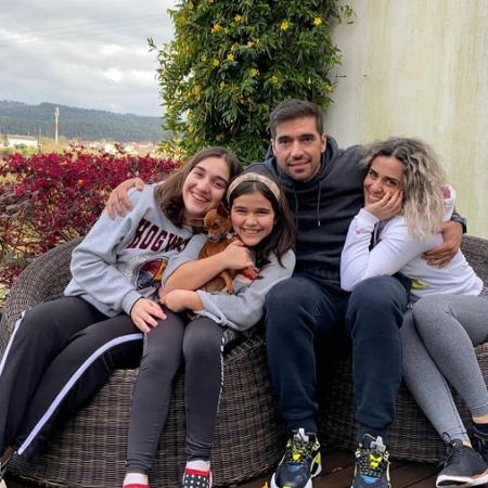 Abel Ferreira posa com a família e faz "tríplice" agradecimento - Reprodução/Instagram