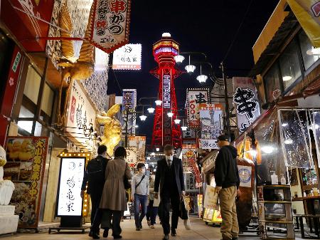 7.abr.2021 - Pedestres usando máscaras de proteção contra a covid são vistos em frente à Torre Tsutenkaku em Osaka, no Japão - Kyodo via Reuters