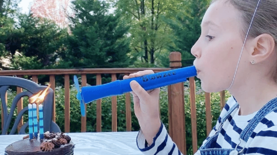 Criança utilizando o "Blowzee" durante festa de aniversário - Reprodução/Facebook/Blowzee