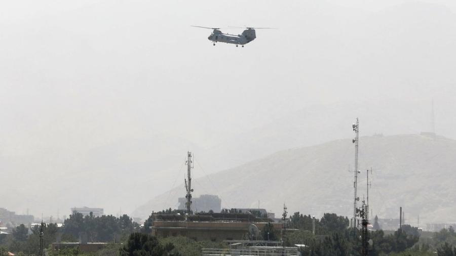 Helicóptero militar dos EUA sobrevoa Cabul durante a retirada de americanos em 15 de agosto de 2021 - Reuters