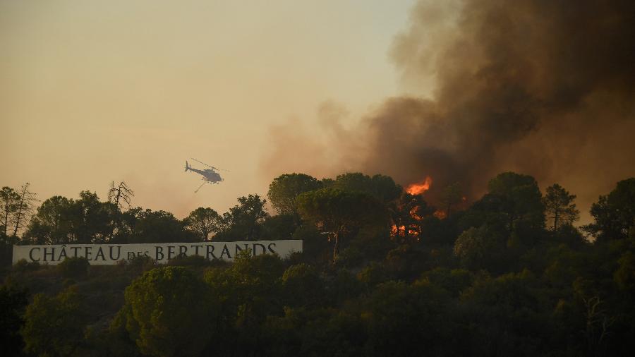 Incêndio em Gonfaron, na região do Var, no sul da França. Uma pessoa morreu e centenas de turistas tiveram que ser evacuados. - NICOLAS TUCAT/AFP
