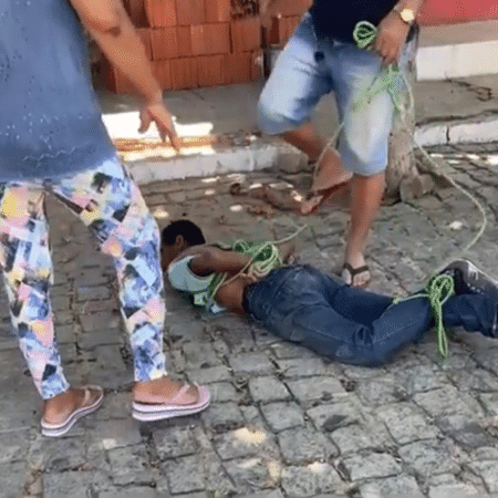 Imagens do momento da agressão ao quilombola Luciano Simplício, em Portalegre (RN). - Redes sociais