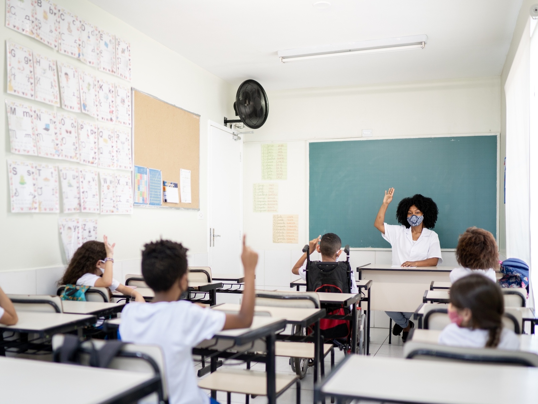 Senado vota PEC que desobriga gasto mínimo em educação por 2 anos