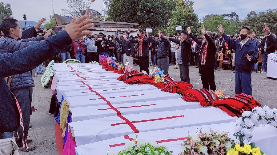 06.dez.21 - Pessoas comparecem a um funeral em massa de civis mortos por engano pelas forças de segurança, no distrito de Mon, nordeste da Índia - STRINGER/REUTERS