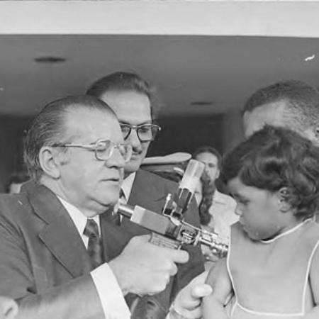 Ministro Paulo Almeida Machado inicia vacinação contra meningite em Niterói, em janeiro de 1975 - Agência Nacional/Arquivo Nacional