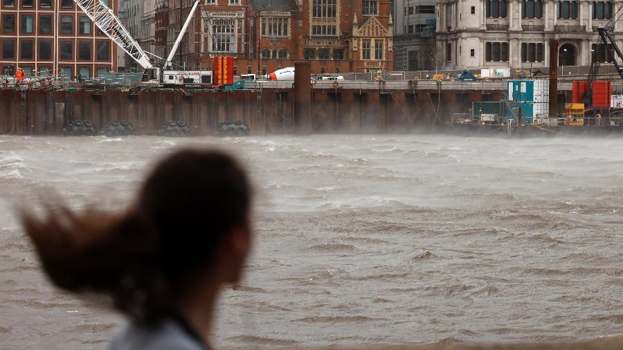Vento forte em Londres, no Reino Unido, antes da chegada da tempestade Eunice - Tolga Akmen/AFP