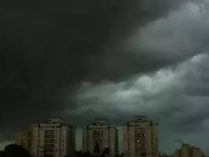 Moradores reclamam de falta de energia após fortes chuvas em São Paulo
