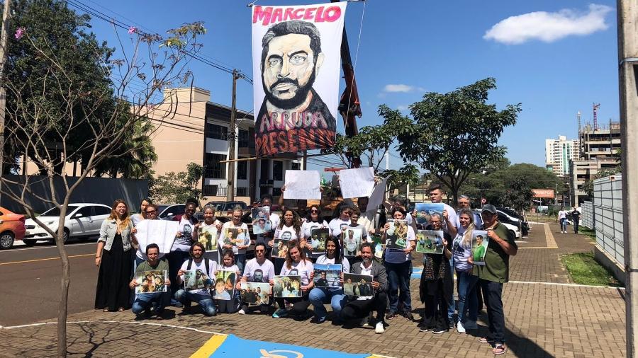 Amigos e parentes do guarda municipal Marcelo Arruda, morto a tiros na noite de 9 de julho em Foz do Iguaçu, fazem ato em frente ao Fórum local - 15.set.2022 - Denise Paro/UOL