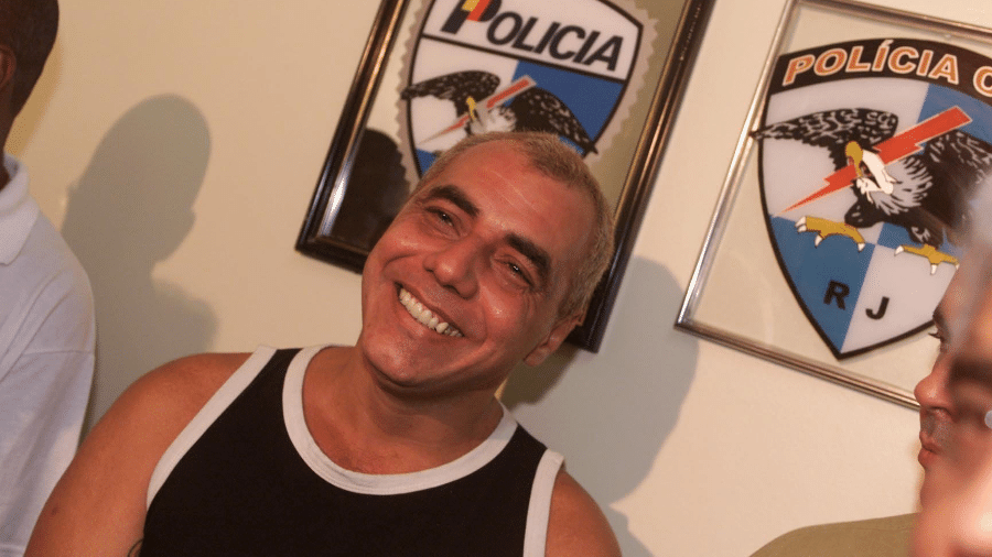 Celsinho da Vila Vintém ri após prisão em 2002 - Alexandre Campbell/Folha Imagem